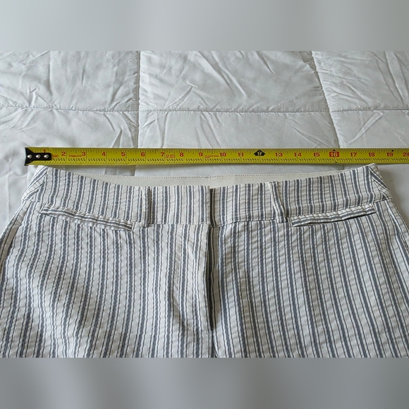 Lane Bryant The Lena Gray & White Stripped Cropped Capri Pants Cuff Hem Size 14 - Picture 8 of 12